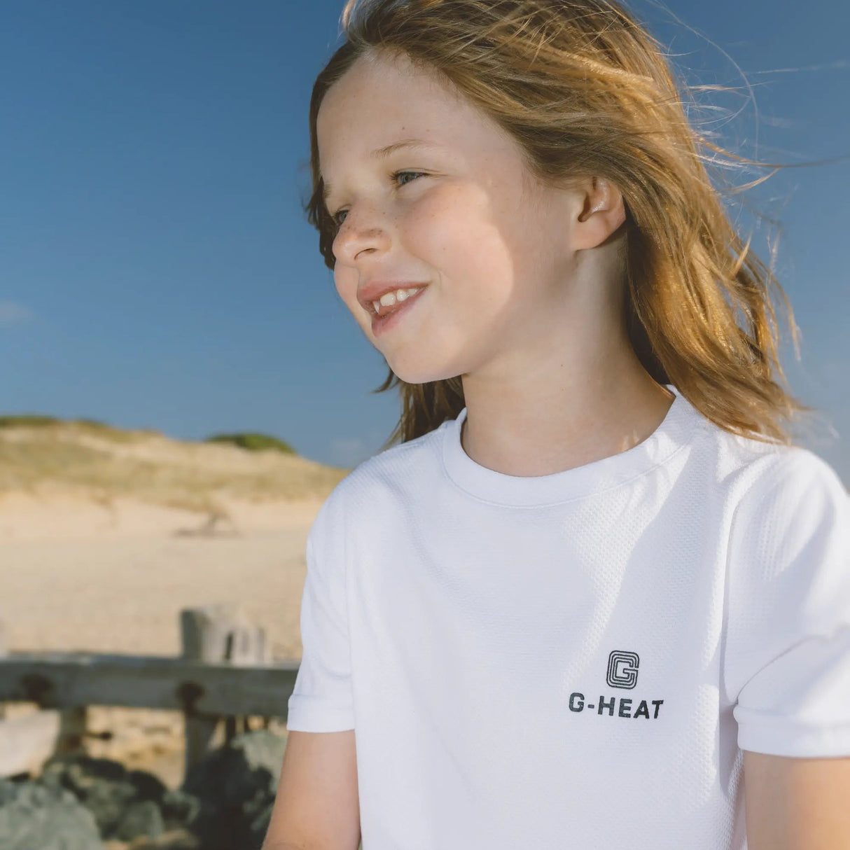 T-shirt rafraîchissant et anti UV enfant blanc porté