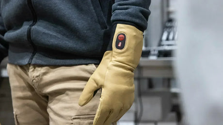 gants chauffants selon votre pratique gant de travail en cuir clair avec bouton de chauffe allumé