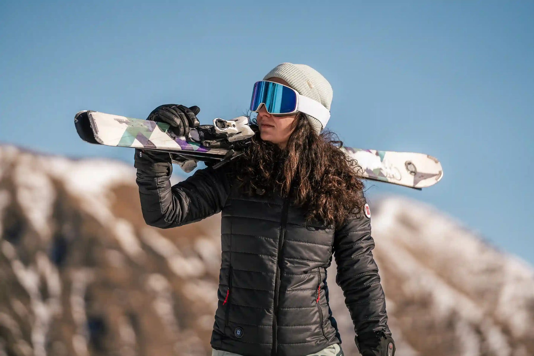 Wärmende Daunenjacke extra warm Frau G-Heat und beheizbare Handschuhe Ski EVO 3 Wintersport