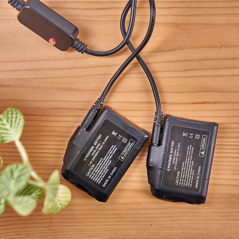 Batteries BATG01 branchées sur chargeur USB