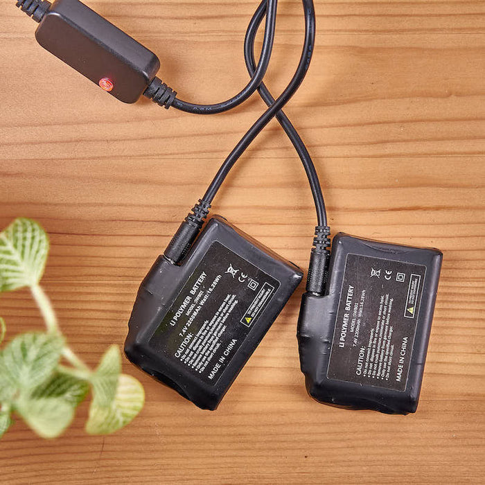 BATG01-Batterien, die an ein USB-Ladegerät angeschlossen sind