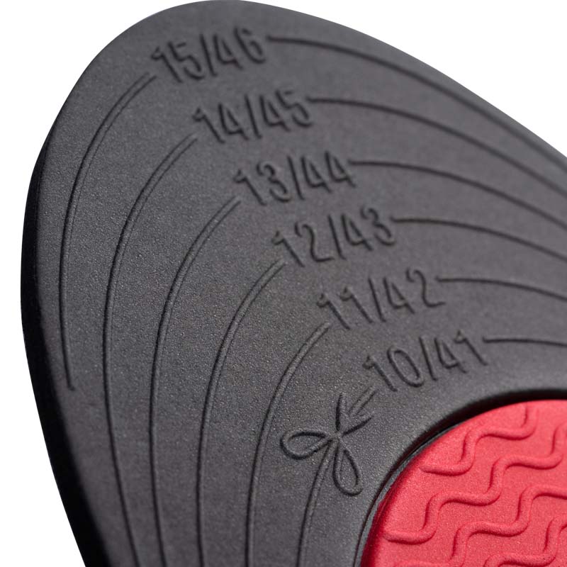 Adjustable size with heated sole G-Heat